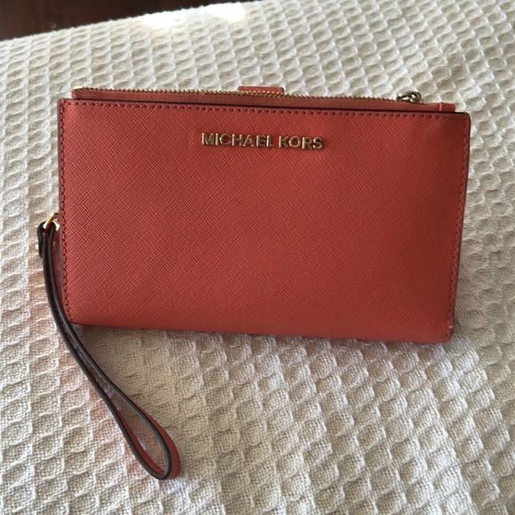 ✨Micheal Kors ✨ Authentic!!!  Coral Smartphone Wristlet! - Picture 1 of 8